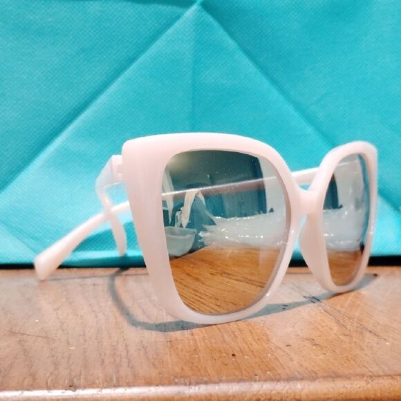 Chic Pink Cat-Eye Sunglasses - Picture 2 of 5